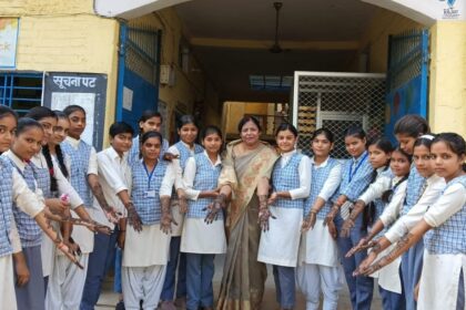 बेहतर प्रस्तुति करने वाली छात्राओं को मिले मैडल:मेहंदी प्रतियोगिता संपन्न