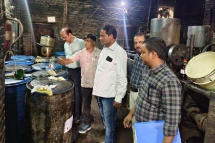 खाद्य एवं सुरक्षा विभाग की टीम ने दुकानों से नमूनों को लेकर प्रयोगशाला भेजा:179 लीटर सरसों का तेल किया सीज