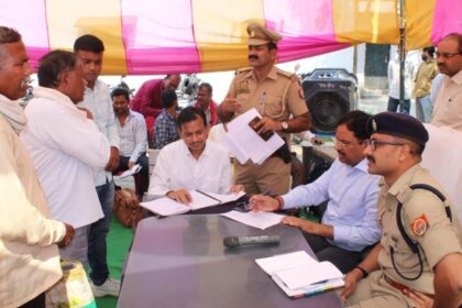 समाधान दिवस:फरियादियों की शिकायतो को डीएम और एसपी ने सुना