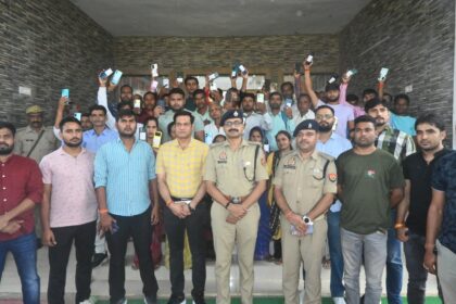 औरैया पुलिस का दीपावली पर मोबाइल का तोहफा: 25 लाख रुपए के 101 मोबाइलो की बरामदगी उपभोक्ताओं को मिलते चेहरे खिले