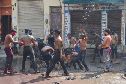 होलिका दहन:अछल्दा में युवाओं ने कपड़ा फाड़ होली खेल डीजे पर किया नृत्य