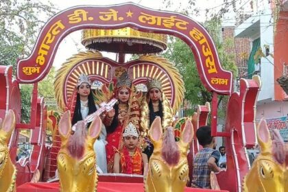 महामाई मैया झंडा शोभायात्रा: पुष्प वर्षा नयनाभिराम झांकियों के साथ निकाली गई