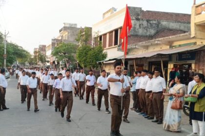एकता अनुशासन का परिचय दे स्वयं सेवकों की पथ संचलन यात्रा:पुष्प वर्षा कर हुआ स्वागत सत्कार