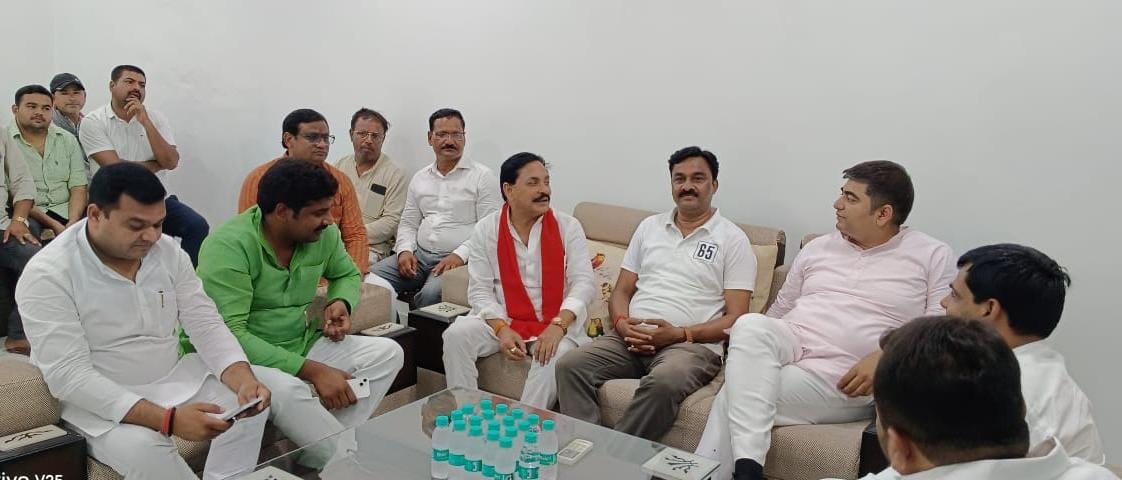 अछल्दा में कोराना काल की बंद ट्रेनो को चालू करवाने और जाम से निजात के लिए बाईपास की मांग