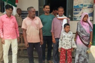 पिता की क्रूरता:तीन दिनों से पिटाई कमरें में हाथ पैर बांधे,मासूम रेलवे ट्रैक पर पहुंची,ग्रामीणों ने बचाया,चंदन ने लिया गोद,