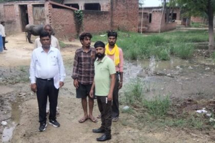 जांच करने पहुंची टीम:रामपुर वैश्य की नवीन बस्ती गली में जलभराव की समस्या का होगा निदान