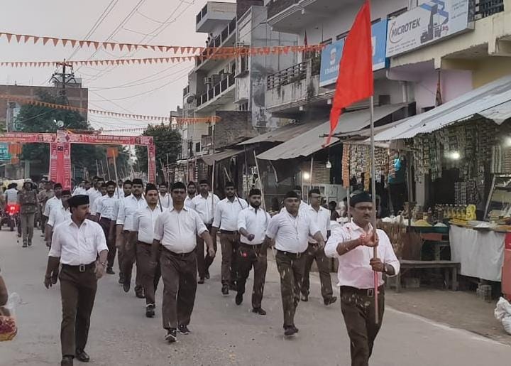 कस्बा अछल्दा में पथ संचलन:स्वयंसेवको ने एकता व सामाजिक समरसता का दिया संदेश जगह-जगह पुष्पवर्षा