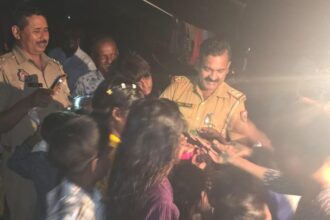 दीपावली का त्योहार खुशियों से भरा हुआ पर्व:बच्चों को वितरित की मिठाइयां