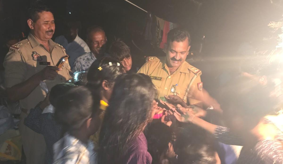 दीपावली का त्योहार खुशियों से भरा हुआ पर्व:बच्चों को वितरित की मिठाइयां