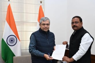 केंद्रीय रेल मंत्री से मिले सांसद अछल्दा में रेलवे फाटक पर जाम की समस्या के निदान की मांग