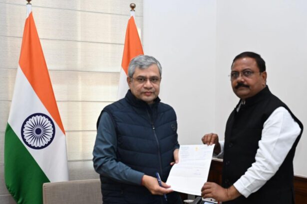 केंद्रीय रेल मंत्री से मिले सांसद अछल्दा में रेलवे फाटक पर जाम की समस्या के निदान की मांग