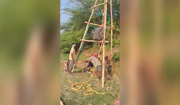 कच्चे तेल की संभावना पर अछल्दा में सेंगुर नदी किनारे गहरी खोदाई, इंजीनियरिंग टीम ने मशीनों से खोज कर बोरिंग के अंदर ब्लास्ट