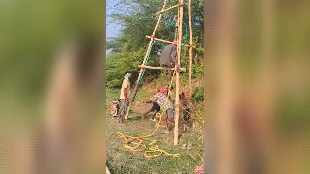 कच्चे तेल की संभावना पर अछल्दा में सेंगुर नदी किनारे गहरी खोदाई, इंजीनियरिंग टीम ने मशीनों से खोज कर बोरिंग के अंदर ब्लास्ट