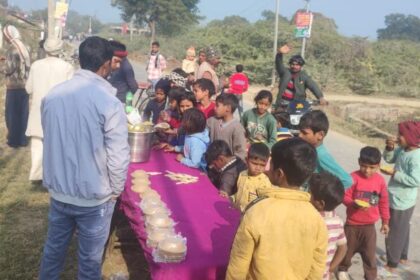 मकर संक्रांति पर्व पर धार्मिक आयोजन साथ सुभानपुर में खिचड़ी वितरण