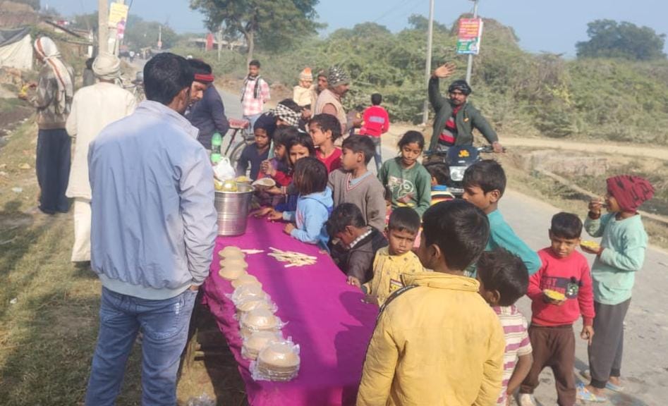 मकर संक्रांति पर्व पर धार्मिक आयोजन साथ सुभानपुर में खिचड़ी वितरण