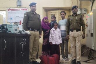 ट्रेंन में बैठ गई बेटी,भीड़ के चलते स्टेशन पर छूटे मां-भाई