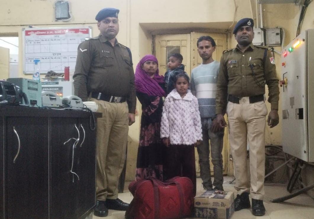 ट्रेंन में बैठ गई बेटी,भीड़ के चलते स्टेशन पर छूटे मां-भाई